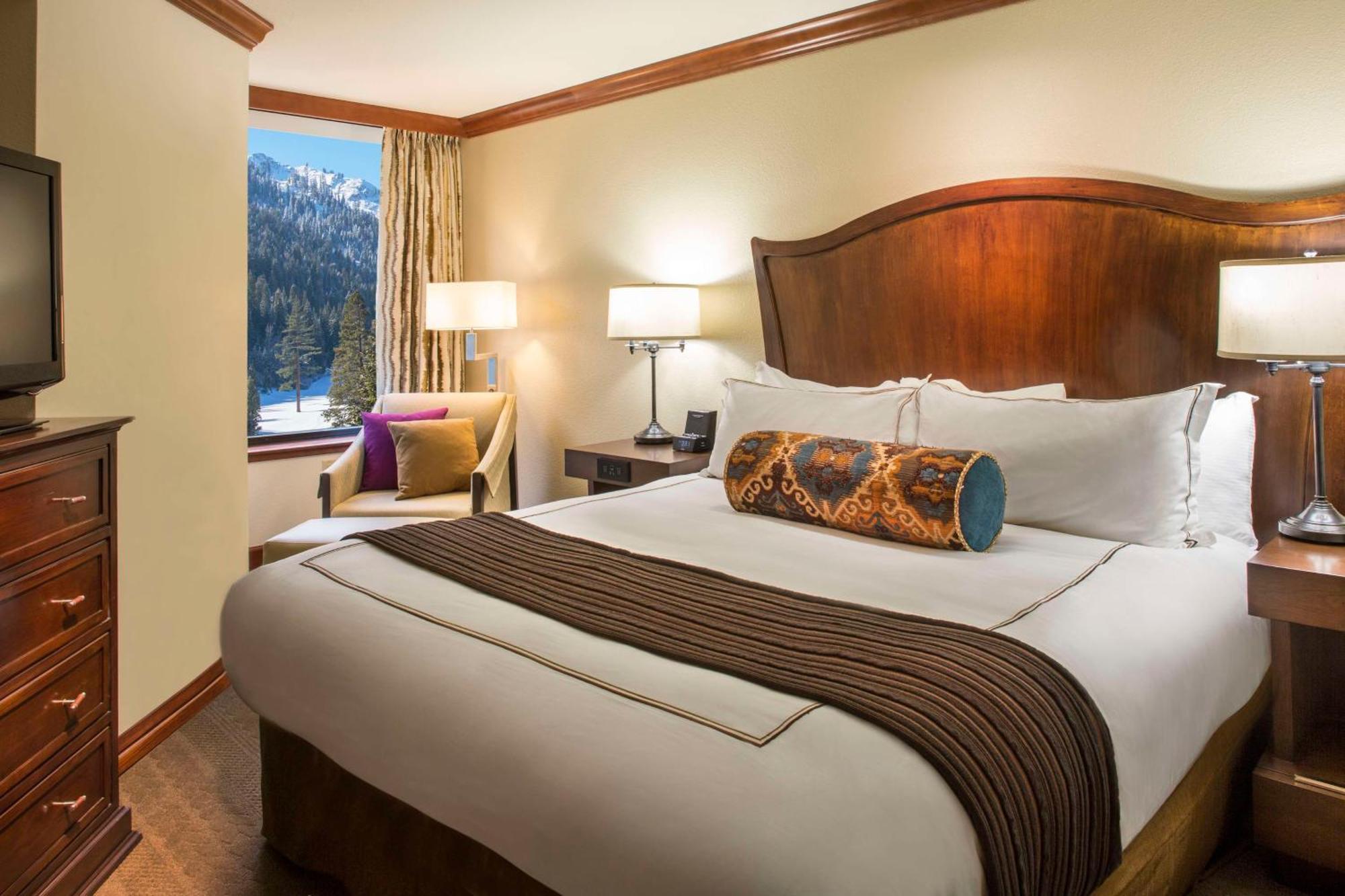 Suite with Fireplace and Forest View,1662976286:JPEG