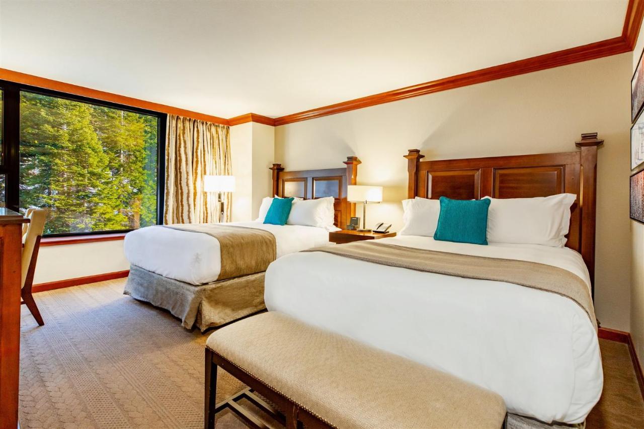 Deluxe Queen Room with Forest View
